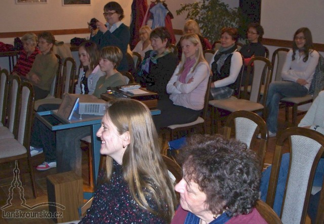 05_Jeste jeden pohled na pritomne.jpg